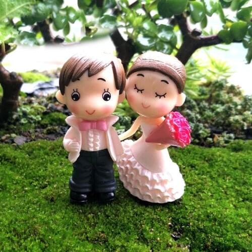 Hot 2Pcs Sweety Lovers Couple Figurines Miniatures Fairy Garden Gnome Moss Terrariums Resin Crafts Wedding Decoration