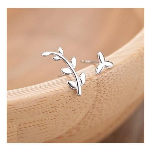 Fashion Prevent Allergy Asymmetry Leaf Stud Earrings for Women Birthday Party Earrings Jewelry Accessories Simple Plant Earring