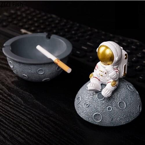 European Resin Astronaut Figurine Ashtray With Lid Home Decor Windproof Smokeless Anti-Ash Car Iqos Ashtray Gift for Boyfriend