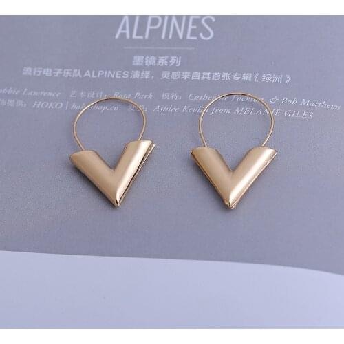 New Arrivals Exquisite Stereoscopic V Pattern Stud Earrings for Women Top Quality High Quality Alloy Earrings Piercing Jewelry