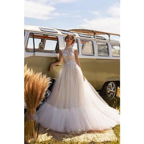 Boho Lace Wedding Dresses Champagne O-Neck Lace Applique Ruffles Button Back Bohemian Sweep Train A Line Puffy Bridal Gowns 2021
