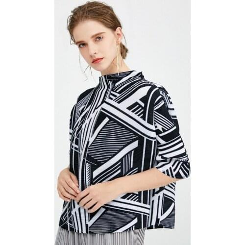 Plus Size T-Shirt For Women 45-75kg 2020 Spring Fashion Stripes Elastic Loose Miyake Pleated Stand Collar 3/4 Sleeves Short Top
