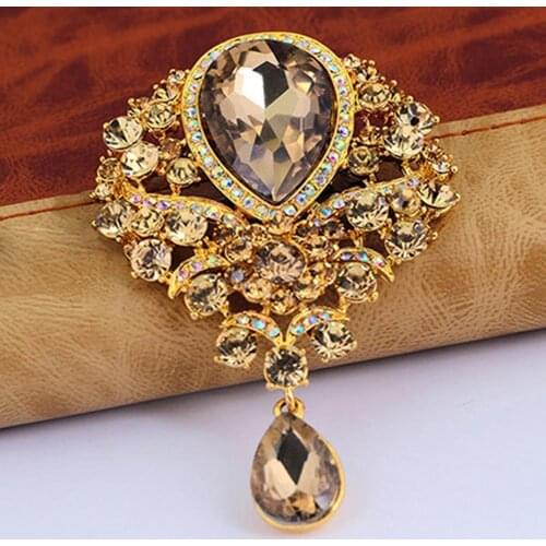 Brooch Portable Flower Pattern Alloy Glass Inlaid Brooch for Meeting