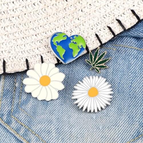Lovely Flower Brooches Pins Daisy Maple Leaf Enamel Heart Earth Badge Women Men Kids Jewelry Accessories For Hat Bag Denim Lapel