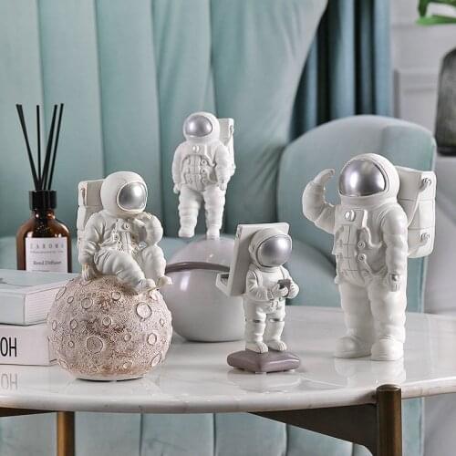 Sculpture Home Decoration Accessories Europe Space Man Figure Astronaut Figurines Modern Creative Phone Holder Cosmonaut Statue