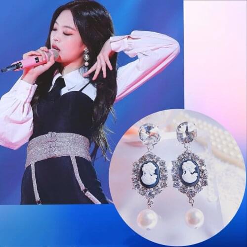 Kpop korean Celebrity same 2021 new korean Fashion Round Natural Crystal pearl Swing Long Earrings Women Wedding Luxury Earrings
