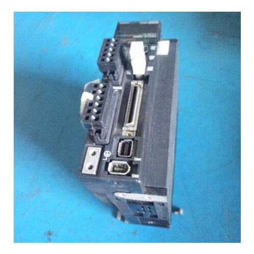 R88D-KT04H SERVO DRIVER, used in good condition . 80% appearance new , good working , free shipping