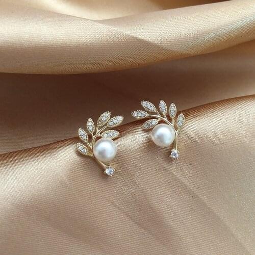 2021 New Korean Trendy Sweet Simulated Pearl Flower Stud Earrings Girls Lovely Elegant Party Jewelry Gifts Unusual Stud Earrings