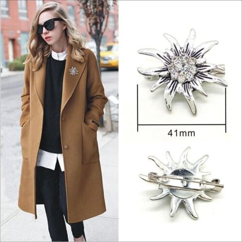 QIDIEHUA White Brooches For Clothes