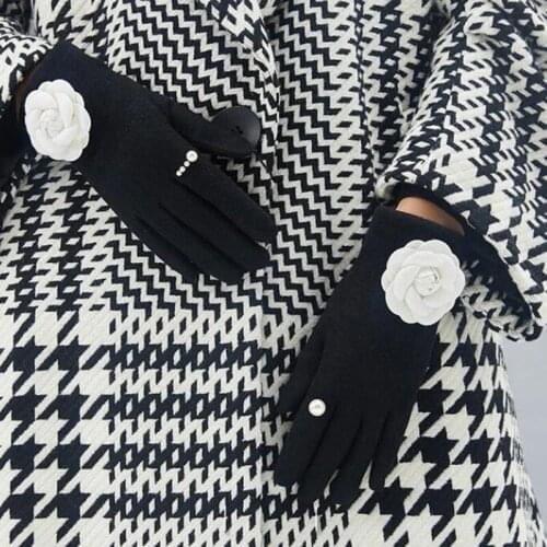 Winter Women Plus Velvet Thicken Wool Embroidery Pearl Driving Glove Female Camellia Cashmere Touch Screen Warm Mittens L81