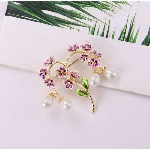 Fashion Vintage Plum Blossom Brooch Imitation Pearl Hanging Bead Beautiful Flower Brooches for Women Enamel Pins Jewelry
