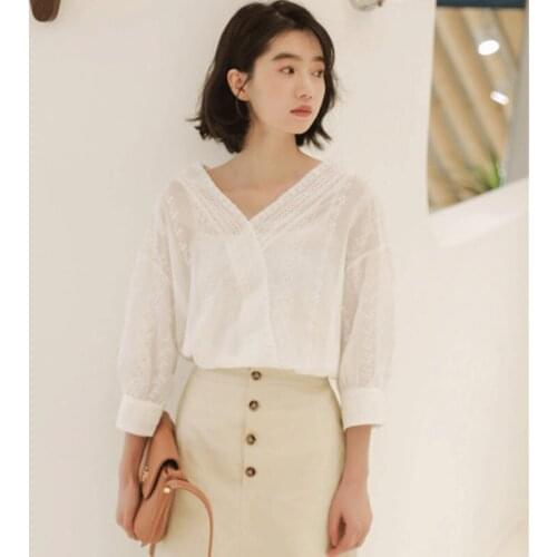 Summer New Korean Chiffon Shirt Women Loose Temperament Three Quarter Lantern Sleeve Blouse Hollow V-neck Lace Sweet Top H9171