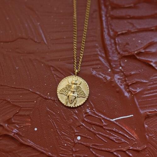 Bee My Honey Round Solid Relief Matte Bee Pendant 18k Gold Chain Necklaces for Women Stainless Steel Women Jewelry Never Fade