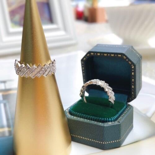 Huitan Luxury Fashion Silver Color Wedding Rings for Women Bling Bling Cubic Zirconia High Quality Ladys Ring Statement Jewelry