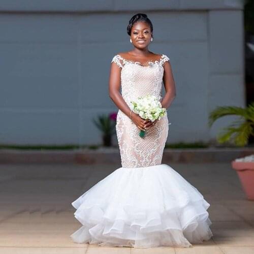 White Lace Plus Size Mermaid Wedding Dresses Jewel Neck Cap Sleeve Button Back Bridal Gown Cascading Ruffles Vestido de novia