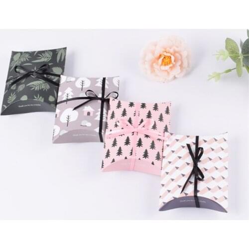 50pcs 300gsm Kraft Paper High Quality Pillow Wedding Party Favor Paper Gift Box Candy Boxes Supply Accessories Favor Gift Boxes