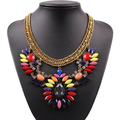 New Arrival Fashion Gold Chain Crystal Necklace for Ladies Resin Flower Shaped Pendant Necklaces for Women Party Jewelry