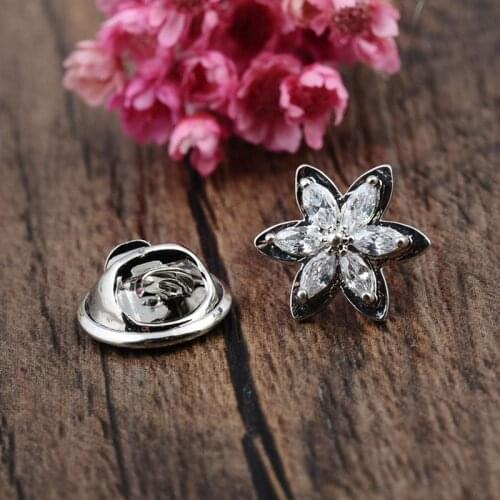 Womens Brooch MIni iZircon Lapel Pin Six Petals Girl Fashion Brooches Flowers Jewelry Sweater Clothing Accessories for Women