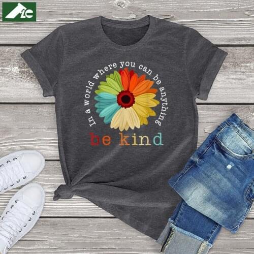 Cute Daisy Graphic T Shirt Girls In A World Where You Can Be Anything Vintage Womens T-Shirt Unisex Cotton Men Tee Tops Gifts