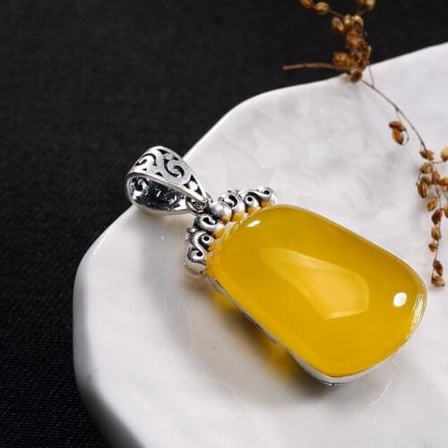 2018 Time-limited Promotion Inlaid Pomegranate Sandstone Restoring Ancient Ways Ms Peacock High-grade Sweater Chain Pendant