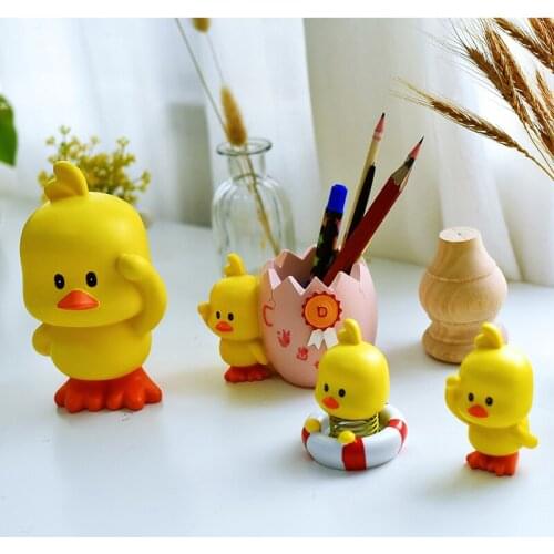 Lovely Cartoon Shook Head Yellow Duck Car Resin Decorative Ornaments Bank Pen Holder Living Room Study Desktop Ornaments Gifts