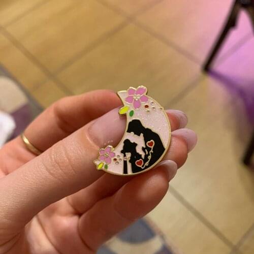 Creativit Shiny Pastel Hard Enamel Pins Unique Sweet Pink Moon Couple Brooches Women Men Backpack Hat Collar Lapel Badges