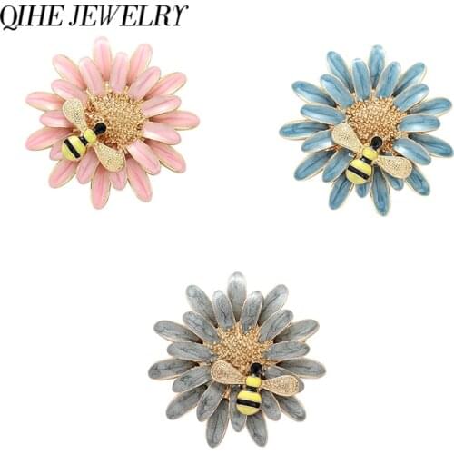 Daisy Brooches 3 Color Pink Blue Gray Flower and Bee Badges Metal Pin for Women Collar Accessories Jewelry Gifts 2021 NEW