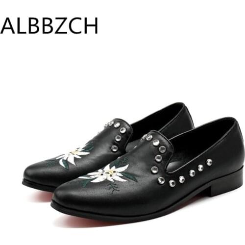 Fashion Loafers Embroidered leather Casual Shoes Men Pointed Toe Slip On Black White Wedding Shoes Trendy Leisure Party Shoes
