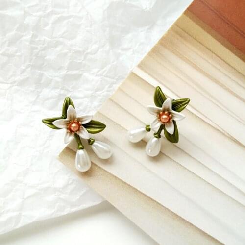 Fashion painting flowers stud earrings female temperament lily earrings only beautiful lady earrings for women jewelry