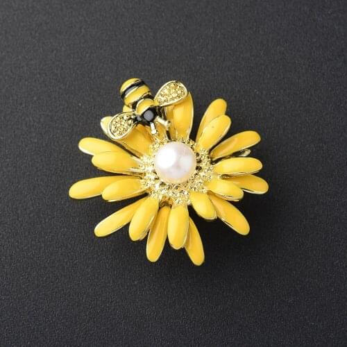 New Sweet Daisy Little Bee Brooches Pearl Chrysanthemum Flower Matte Wed Brooch Corsage Accessories Cute Pins Gifts For Women
