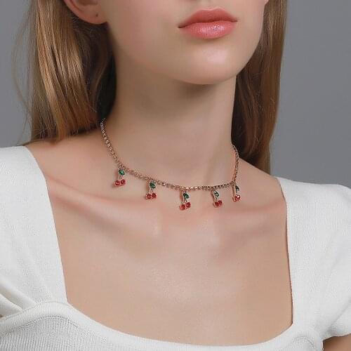 QiLuxy Chokers On The Neck