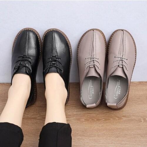 2021 New Genuine Leather Mother Shoes Soft Bottom Flat Lace up Shoes For Women Mother Shoes Women Loafers Moccasins Walking Shoe