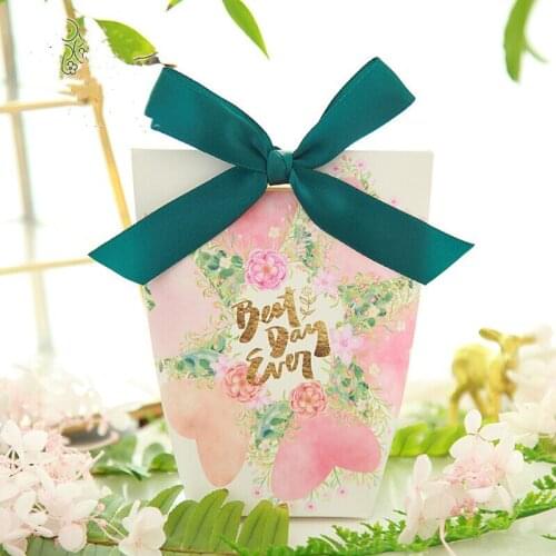 50pcs "Best Day ever" Wedding Favors Lovely Pink Hearts Candy Box with green bowknot Bomboniere Party paper Gift Box Candy Bag