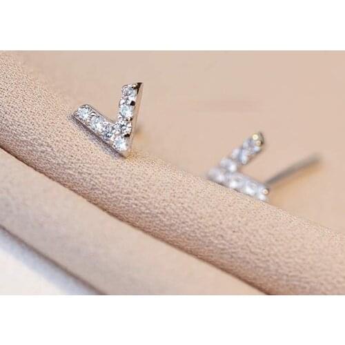 2021 New Popular Letter V Stud Earrings Fashion Simple CZ White Crystal Silver Plated Lady Earrings Charm Lady Cocktail Jewelry