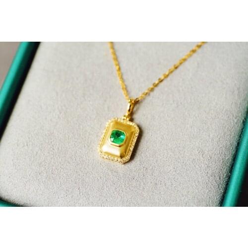 Solid 18K Gold Bag Shape Nature 0.25ct Green Emerald Gemstones Pendants Necklaces for Women Fine Jewelry for Women Gifts