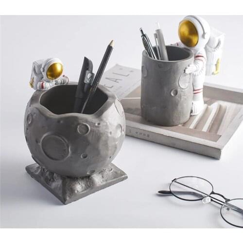 Nordic Figurine Astronaut Ornament Resin Crafts Pen Holder Home Decoration Accessories Writing Desk Bedroom Home Decor Gifts