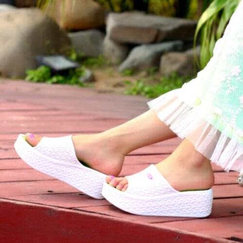 New Casual Thick Bottom Outside Beach Slippers Women Sweet Home Bathroom Wedges Ladies Platform Heels Slides Women Sandals Shoes