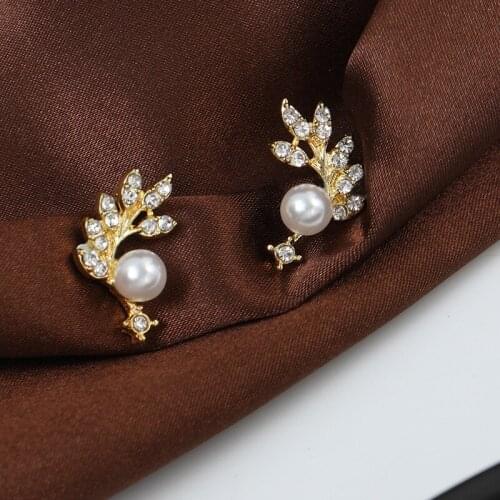 New Fashion Korean Pearl Leaves Modelling Earrings Contracted Joker Shiny Fine Crystal Women Stud Earrings Jewelry