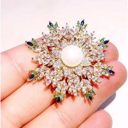 Autumn and winter new color snowflake brooch natural freshwater pearl corsage micro-inlaid zircon Korean version ornaments
