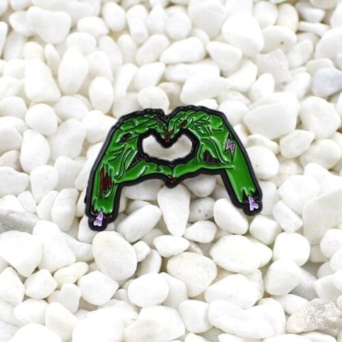 Green devil hands form a love heart gesture brooch Gothic personality creative badge Horror fashion Denim leather backpack pin