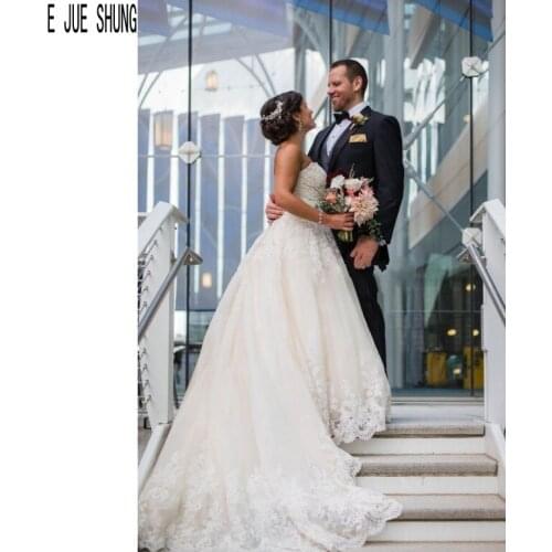 E JUE SHUNG New Ivory Strapless Wedding Dresses Lace Appliques Button Back Sleeveless robe de mariee Women Weeding Gowns