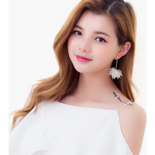 The new 2018 joker sexy goddess super dust and pure and fresh long pendant earrings exaggerated earring ornaments female flowers