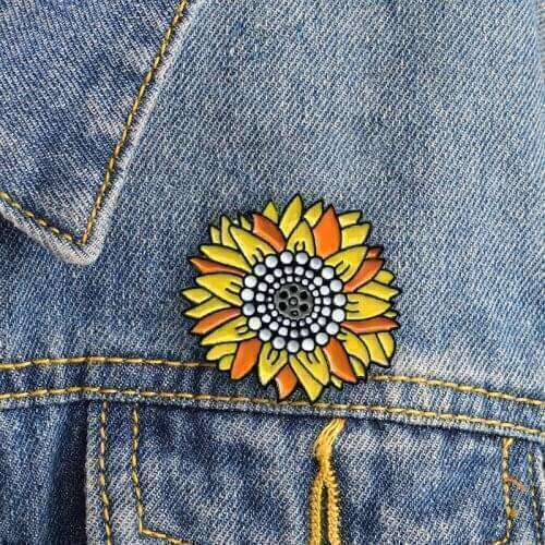 Three-dimensional sunflower fashion personality brooch is suitable for friends to encourage each other to promote each other