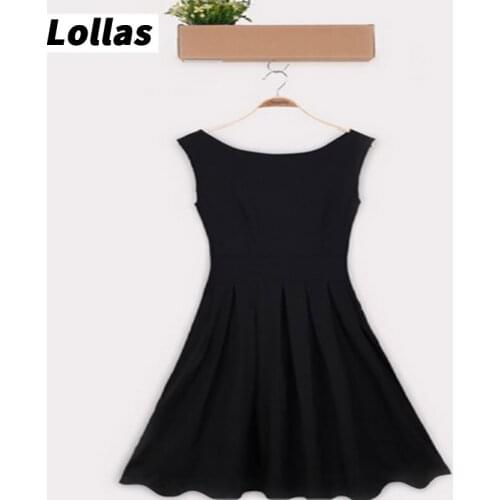 Lollas Hepburn Wears A Slim-Waisted Shaggy Dress