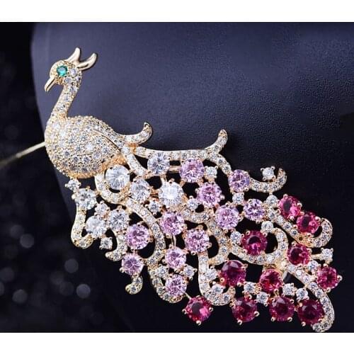 Aesthetics Peacock Brooches on Clothes Vintage Rhinestones Metal Pins Luxury Accessories New Year Gifts Womens Jewelry Badges