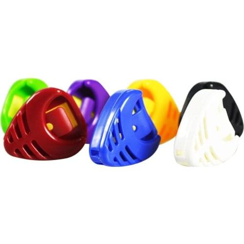 1Pc Portable Plactic Guitar Pick Plectrum Holder Case Box Acoustic Heart Shaped