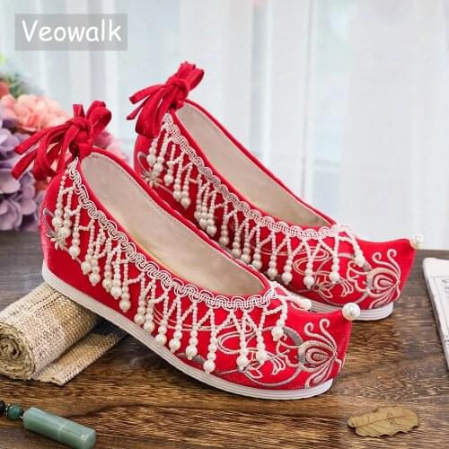 Veowalk Pearls Tassel Women Cotton Fabric Embroidered Chinese Style Flat Platforms Slip On Pointed Toe Retro Unique Bridal Shoes