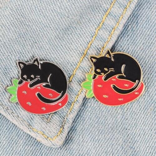 2021 Cartoon Black Cat Animal Pin Hard strawberry Enamel Brooches Badges Lapel pin For Kids Girls Gifts hot sale