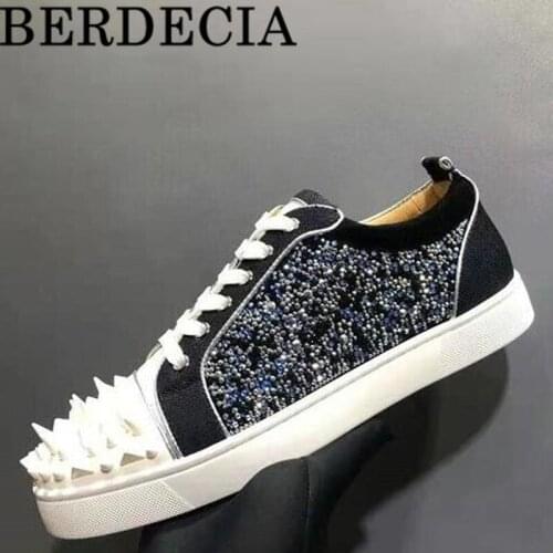 2021 Berdecia Casual Flat Sole White Silver Spikes Men Sneaker Espadrilles Brand Designer Leisure Crystal Rivet Vulcanized Shoes