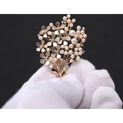 Temperament creative European and American fashion new beauty elegant bouquet of pearl brooch coat windbreaker accessories